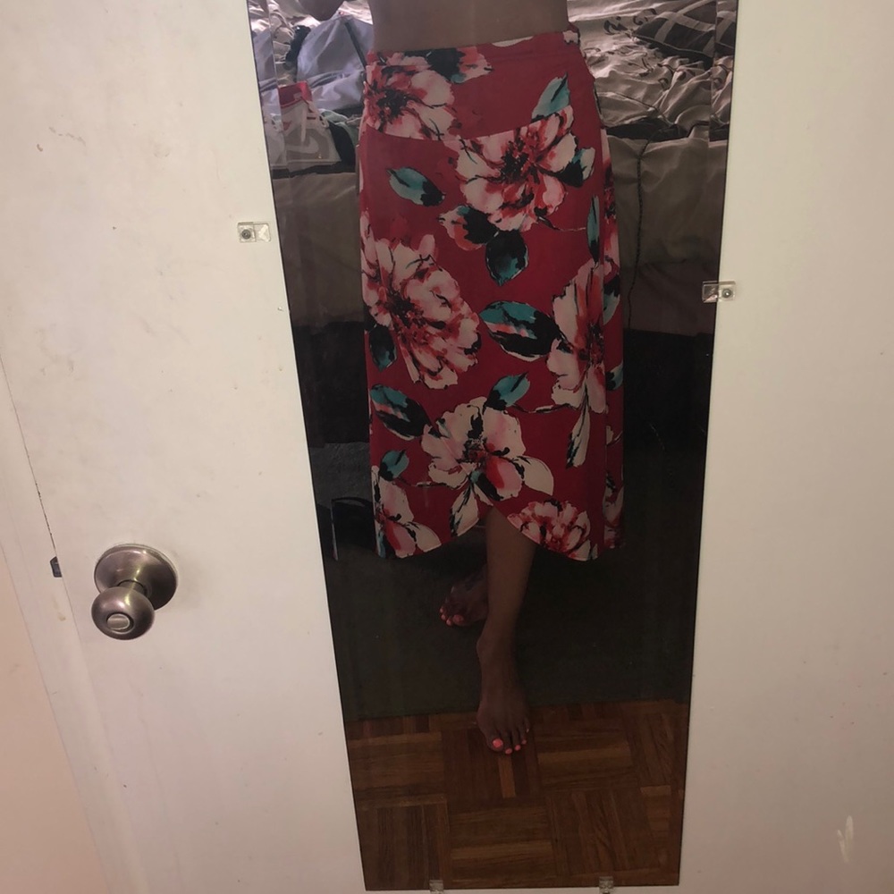 Hi-lo skirt slit in front
